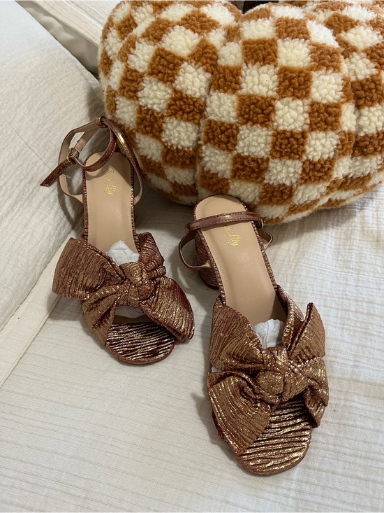 Pink Lily Shoes - Pink Lily Metallic Gold Bow Heels